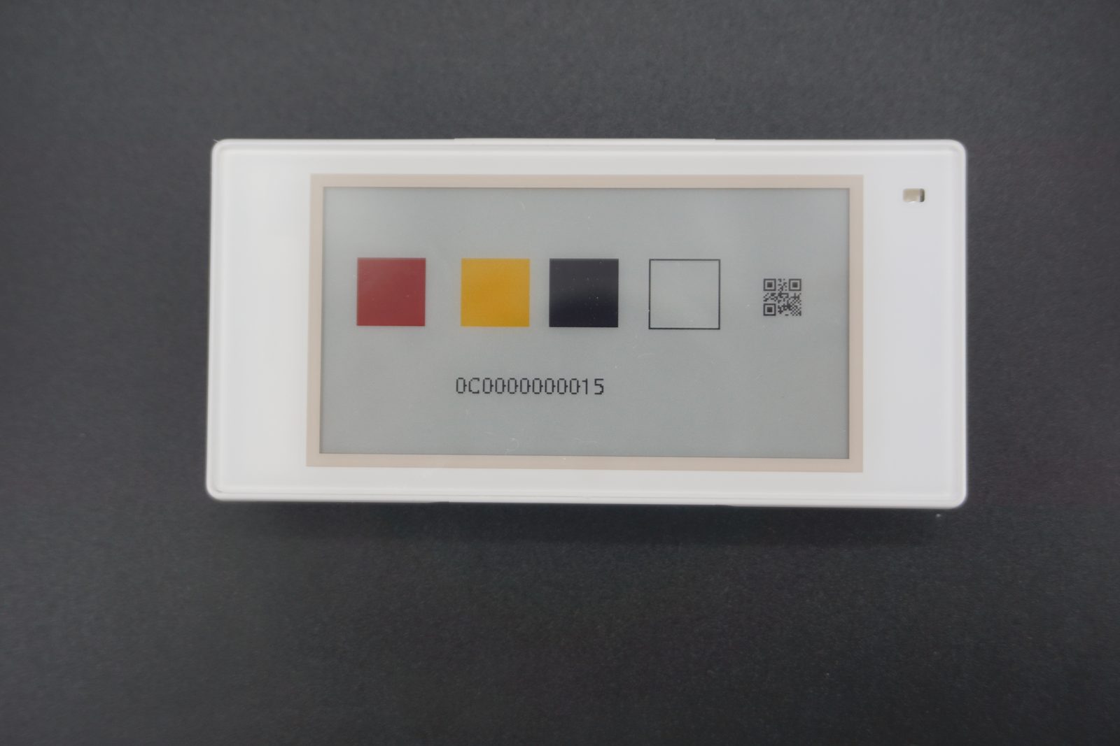 Etiqueta eletrônica de quatro cores exibindo vermelho, amarelo, preto e branco
